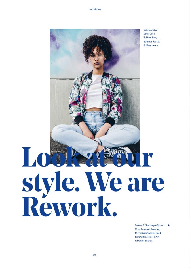 Innenseite des Rework Magazins, es zeigt eine sitzende junge Frau und einen slogan: "Look at our style. We are Rework"